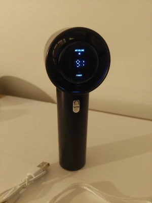 Höghastighets Handfläkt WX638 - Laddningsbar Turbo-fläkt med 100 Justerbara Hastigheter & LED-display - Håll dig sval oavsett var du befinner dig med WX638 Höghastighets Handfläkt – ett kompakt och kraftfullt litet kraftpaket designat för personlig svalka på språng. Med en innovativ steglös justering i 100 olika hastighetslägen kan du ställa in exakt det luftflöde du behöver – från en diskret, naturlig bris till en riktigt kraftfull och svalkande vindby. ​Fläkten är utrustad med en smart, framåtvänd digital LED-display som gör att du direkt kan hålla koll på den exakta hastighetsinställningen och 