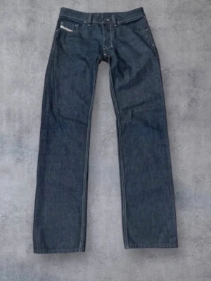 Diesel Larkee Jeans 32x34 - Orginal Diesel Larkee Jeans  Skick: Mycket bra, inga defekter, inga fläckar, hål eller revor. Perfekta sömmar.  Mått(mätt platt)  Midja. 43 cm Totallängd. 110 cm Innersöm. 85 cm Benbredd nere. 22 cm