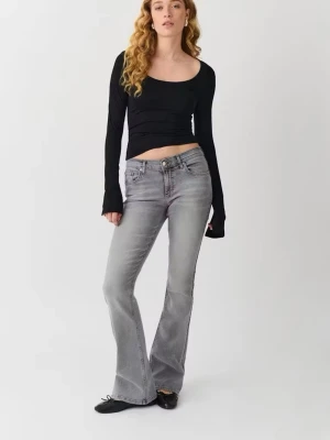Grå low waist jeans från Gina tricot - Säljer ett par snygga grå low waist jeans från Gina tricot. Helt nya. Ej använda. Jätte snygga till en klassisk vardag, skoldag, utedag osv:)💕