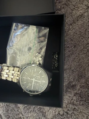 Citizen silverfärgad kronografklocka - Stilren silverfärgad kronografklocka från Citizen med länkarmband i metall och svart urtavla. Klockan har flera små urtavlor, datumvisning och klassisk rund form. (Använd få antal gånger) pris kan diskuteras