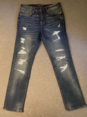 Mörkblå slitna jeans - Knappt använda jeans