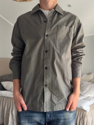 Overshirt - En riktigt snygg olivgrön overshirt | Storleken är M | Tveka inte på att höra av dig vid eventuella frågor och funderingar! |