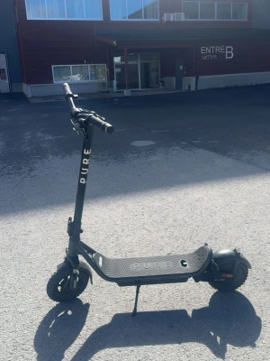 Pure air6 suspension swe. Hämta i Östersund - Säljer en nästan helt ny pure air6 elkick. Inköpt gör 2 veckor sedan för 4900, men med tanke på att jag har kört lite med den så ligger priset lite lägre. Det är en perfekt och snygg elkick som har bra räckvidd och går 20 km/h. Anledning till att jag säljer är för jag behöver pengar. 