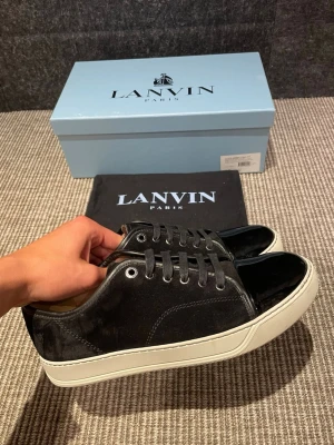 Lanvin skor (nya) - Hej, säljer nu dessa svin snygga lanvin skor. Skorna är i nytt skick! Begränsat antal boxar och dustbag. Hör av dig vid frågor. 