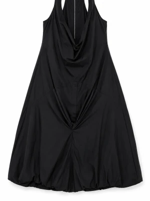 Svart omlottklänning med drapering - Cool svart klänning med omlottdetalj och draperad framsida. Klänningen har en lös passform, är ärmlös och har en snygg halterneck med dragkedja i ryggen. Perfekt för dig som gillar en unik och edgy stil.