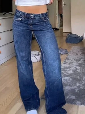 Blåa bootcut jeans med låg midja - Säljer ett par lågmidjade blåa jeans från Zara som knappt används!