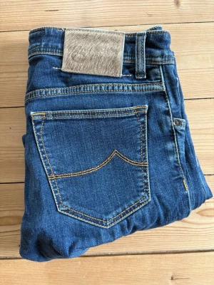 Jacob Cohen Jeans - Säljer dessa extremt snygga Jacob Cohen jeansen. Storlek W33 med otrolig passform (se bild) Väldigr bra skick, inga tecken på användan. 
