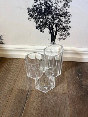 Hexagonformad sminkorganiserare - Transparent sminkorganiserare i akryl med tre fack i olika höjd och hexagonform. Perfekt för att förvara borstar, pennor eller andra skönhetsverktyg på ett snyggt och organiserat sätt på sminkbordet.