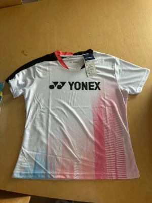 Yonex tröja - Tränings tröja med märket Yonex till salu! Stilren tröja passar perfekt för träning och varma dagar! Vid mer frågor hör av er! 
