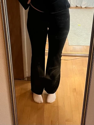 Svarta bootcut byxor  - Svarta lågmidjade byxor från pull&bear i storlek S (jag skulle säga att de är en liten S). De är bootcut/flare. (De är för små för mig på bilden, men ville visa dem på).  De är i lite mer mjukt material, snarare än ”kostymbyxematerial”.  De är lite noppriga runt och så, går kanske att ta bort om man orkar. Finns alltså tecken på användning.