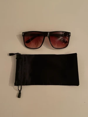 R@yban liknande solglasögon - Tjena! Säljer nu dessa feta solglasögonen. Dem är nästan identiska med Rayban, form, färg och kvalité. Enda skillnaden är att dessa inte har någon Rayban logga, vilket är det man betalar för annars. Skicka ett pm vid intresse, skicka bud.