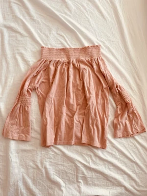 Off shoulder topp från mademoiselle - Super fin topp som är off shoulder. Perfekt för sommaren😁 skriv för fler bilder