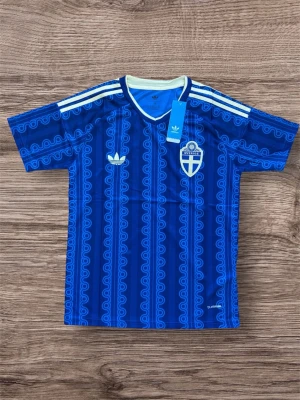 Blå Sverige matchtröja från Adidas - Säljer en blå matchtröja från Adidas med Sveriges landslagsemblem på bröstet. Tröjan har ett unikt mönster i olika blå nyanser, vita detaljer vid krage och axlar samt klassiska Adidas-ränder. Perfekt för fotboll eller träning.