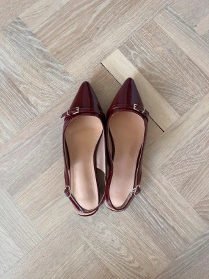 Röda slingbacks - Oanvända vinröda slingbacks
