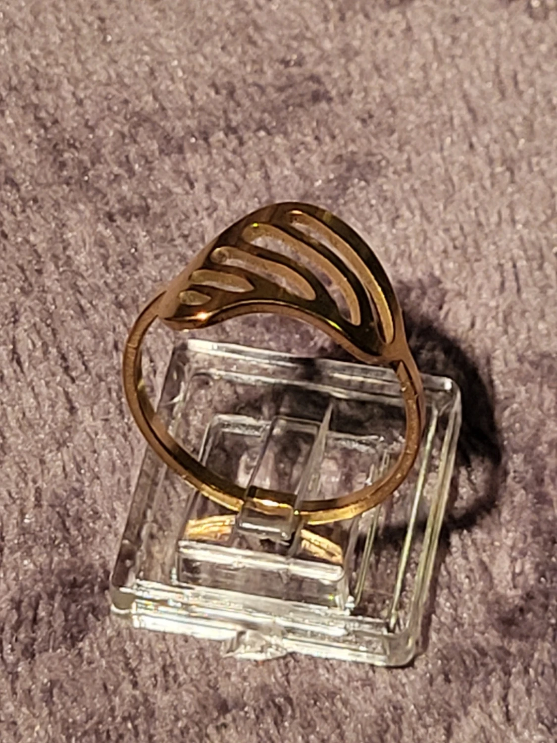 Guldfärgad ring med organisk design - 4