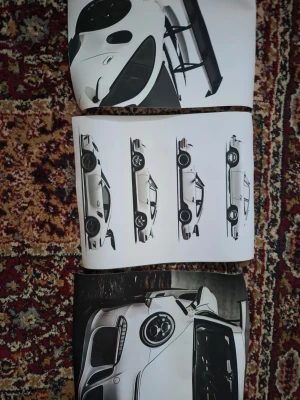 Porsche poster - Säljer tre snygga posters med motiv av en vit Porsche sportbil. Bilderna visar bilen från olika vinklar och i detalj, perfekt för bilentusiasten som vill ha coola dekorationer. Tryckta på papper och i svartvitt med inslag av vitt och grått.