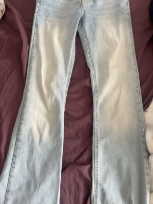 Ljusblå bootcut jeans Perfect Jeans - Säljer ett par ljusblå bootcut jeans från Gina Tricot. Jeansen har klassisk femficksmodell, dragkedjegylf och bälteshällor. Materialet är mjukt denim i bomull med snygg tvättad look och subtila slitningar. Perfekta för en avslappnad och trendig stil. Säljer för de passar tyvärr inte och är för långa i höjden. Aldrig använda.