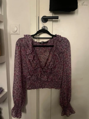 Ljuslila blommig blus från Zara - Supersöt blommig blus från Zara i ljuslila med rosa och lila blommor. Aldrig använd💐