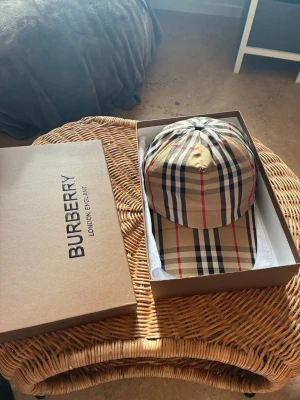 Keps - Beige keps med mönster