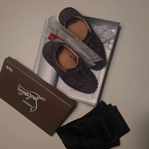 Christian Louboutin Skor - Pris kan diskuteras.Ett par Loubs som är väldigt stilrena och passar bra med allt. Har defekt inuti skon men lägger man en sula ska de inte vara problem, vissa av spikarna är lite slitna men inte någon större skada. Därav priset nedsatt.