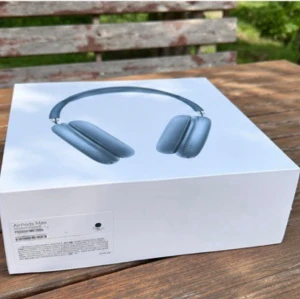 AirPods Max - AirPods Max i mycket fint skick. Hörlurarna har fantastisk ljudkvalitet, aktiv brusreducering (ANC) och hög komfort för både musik, film och samtal. Säljs med originalbox, laddkabel och Smart Case enligt bilderna. Allt fungerar som det ska utan problem. Färg: Blå Skick: Mycket bra Nypris: ca 6 500–7 000 kr Pris kan diskuteras vid snabb affär. Skicka gärna meddelande vid frågor eller intresse!