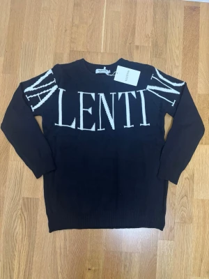 Valentino sweatshirt  - Svart/vit valentino sweatshirt i nyskick | Storlek M men passar S mer| Fraktar samma dag om köp sker innan 22:00