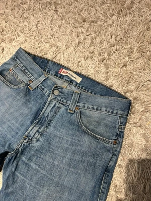 Vintage levis 506 standard flared bootcut archive grisch distressed  - vintage Levis 506 standard jeans med en riktigt snygg straight passform med en lätt flare, bootcut. Mycket bra skick, utan märkvärdiga defekter. W31 L32, riktigt najs tvätt. Postas antigen samma dag som köp eller dagen därpå💯🙌