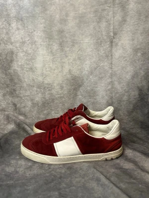 Valentino flycrews - Mycket fint skick | Size 44 | fraktar inom 24 timmar | för att köpa klicka ”köp nu” | vid frågor eller funderingar är det bara att skicka ett meddelande | följare får bättre rabatter🙌