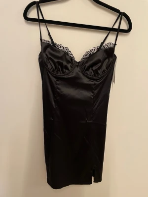 Kort figursydd kläning  - Kläning med slits och spets. Cocktail kläning mini kläning