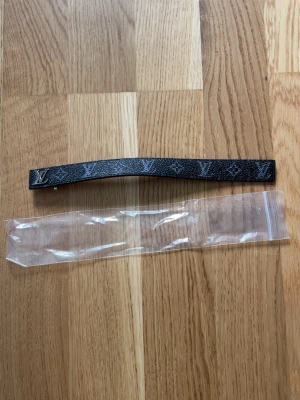 Armband - Säljer ett par fina armband i färgen svart i en helt ny skick 