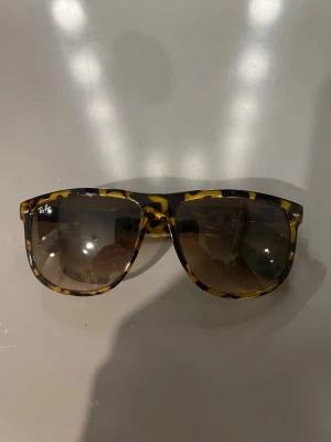 Ray-Ban boyfriend  - Snygga Ray-Ban solglasögon med klassisk wayfarer-form och leopardmönstrad båge i bruna och gula toner. De är i jätte fint skick och har inga repor eller skador. Det är boyfriend modellen!