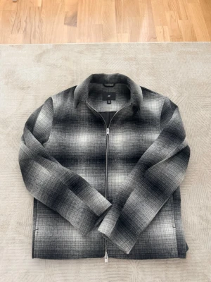 Populär overshirt från H&M - Den mest populära och trendigaste overshirten i storlek S helt ny och stilren på. Endast 299kr retail ( kostar dubbelt i butik ) 