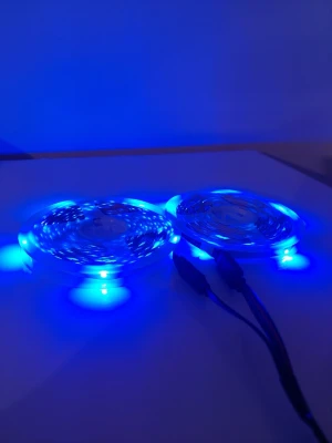 RGB LED-ljusslinga på rulle 30meter - 30m Två rullar med RGB LED-ljusslingor som kan lysa i olika färger, bland annat blått och rött. Slingorna är flexibla och har genomskinlig plast runt dioderna. Perfekt för att skapa stämningsfull belysning i rummet eller bakom TV:n. Ansluts med svarta kablar.