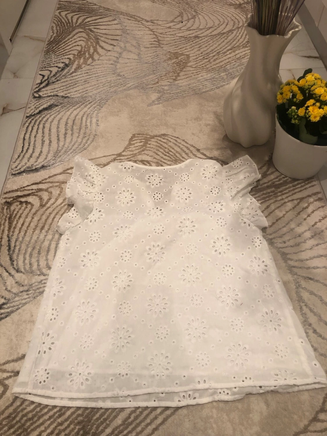 Vit blus med volangärmar och broderi - 1
