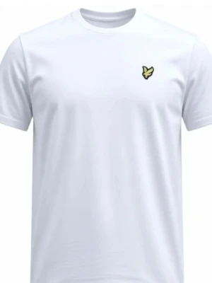 Vit t-shirt från Lyle & Scott - Klassisk vit t-shirt från Lyle & Scott med rund hals och korta ärmar. T-shirten har den ikoniska gula loggan broderad på bröstet. Tillverkad i mjuk bomull för en skön känsla och enkel stil.