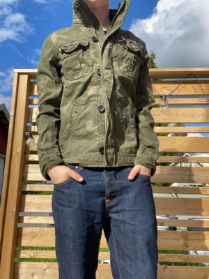 Grön hollister fieldjacket  - Säljer denna helt nya Hollister jackan. Jackan är helt ny. Modellen är 175 väger 65kg och har storlek S  Skriv vid frågor
