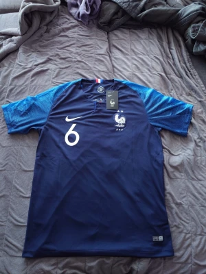 Vm tröja 2018 #6 Pogba - Hej! Säljer nu denna VM tröja från 2018 när Frankrike vann VM. Helt ny och om du funderar över något så är det bara att meddela mig privat!