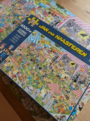 Jan van Haasteren 1000-bitar pussel - Komplett! Roligt och färgglatt pussel med 1000 bitar från Jan van Haasteren. Motivet föreställer ett livligt popfestivalområde med massor av detaljer, tält och människor i seriestil. Perfekt för dig som gillar utmanande och humoristiska pussel.