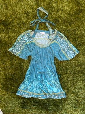 Turquoise somrig tunika med matchande band - Letar hem åt en väldigt somrig turquoise tunika-topp som ger riktigt Mamma Mia-känsla. Snyggt mönster och känns som en semester i Grekland! Står S men är snarare M