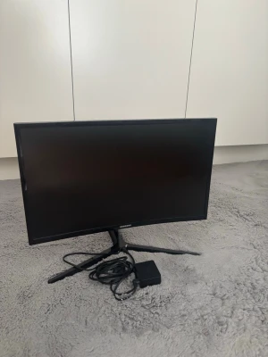 Samsung 27” böjd svart datorskärm  - Säljer en svart böjd datorskärm från Samsung med stilren design och stabilt stativ. Skärmen har tunn ram och medföljer strömadapter samt kablar. Perfekt för gaming då den är i bra skick och har upp till 144hz.