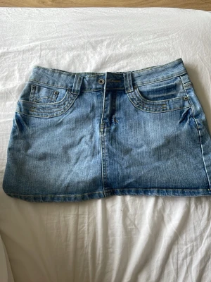 Blå jeanskjol från Dr. Denim - Snygg blå jeanskjol från Dr. Denim. Har fått den och aldrig använt den så vet ej hur mycket den är använd. Vet inte vad storleken t40 står för med skulle gissa att den passar en s-m. Men fint skick, inga defekter. Kontakta mig vid frågor eller fler bilder.
