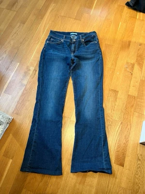 Bootcut jeans från 7 For All Mankind - Snygga bootcut jeans i mörkblå denim från 7 For All Mankind. Klassisk femficksdesign med knapp och dragkedja framtill. Jeansen har en lätt utsvängd passform och är tillverkade i bomull med lite stretch för extra komfort.