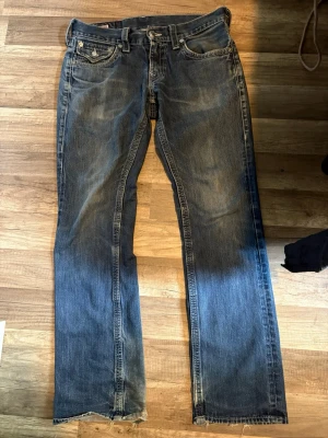 True religion jeans mörkblå  - Säljer ett par true religion jeans, 1000kr eller bud snabb affär o man får de billigare, lite slitna vid benen där nere, annars bra 