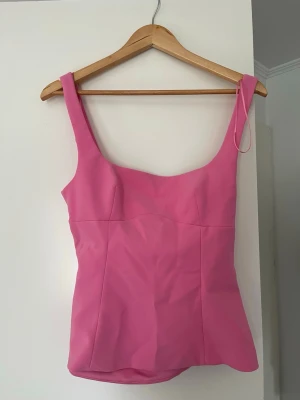 Rosa topp med rosett - Ny rosa topp från Zara med rosett på baksidan 