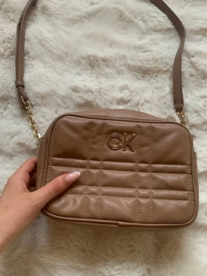 Brun calvin klein väska  - Köptes för 900 men för länge sen,den har inga defekter då den bara har stått i mitt rum❣️