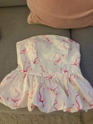 Söt topp🎀 - Vit tubtopp med volangkant& rosett-mönster. 