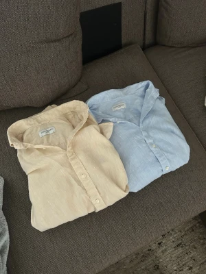 linneskjortor från John Henric - Säljer en stilren ljusblå och beige skjorta från John Henric i linne. 300kr för bägge och 200kr styck