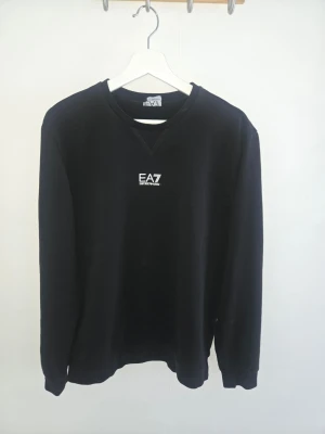 Svart sweatshirt från EA7 Emporio Armani - Fint skick, se bilder, storlek L passar M/S ttre