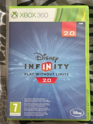 Disney Infinity 2.0 Xbox 360 spel - Disney Infinity 2.0 till Xbox 360 är ett actionfyllt spel där du kan utforska olika världar och spela som dina favoritkaraktärer från Marvel och Disney. Omslaget är blått med logotyp och spelet kommer i ett klassiskt grönt Xbox 360-fodral.