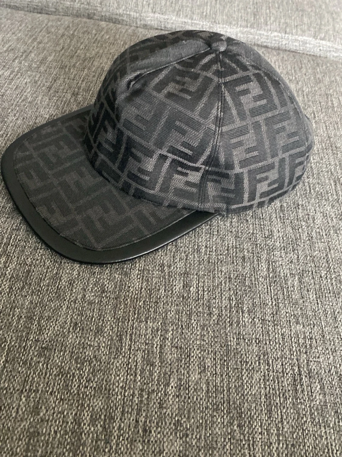 Svart keps från Fendi med logomönster